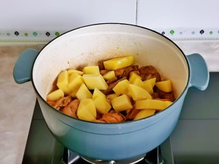 15、新疆大盘鸡,15分钟后加入切好的土豆，炖5分钟。