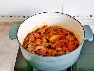 17、新疆大盘鸡,大火收汁浓稠即可关火。