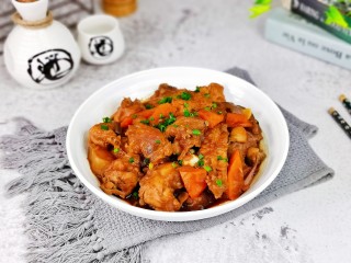 18、新疆大盘鸡,盛出装盘，撒上葱花，首次尝试自己在家做大盘鸡，深受家人喜爱。