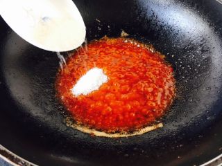 15、茄汁焖大虾,放入白糖提鲜调味