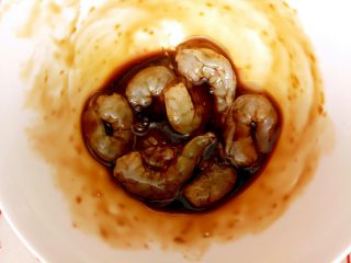 1、大虾披萨,配料切丝，大虾去皮去虾线，放入适量大喜大烤肉酱腌一会。