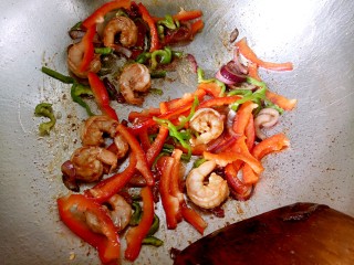 3、大虾披萨,再放入腌好的大虾和彩椒丝翻炒几下，虾变色即可出锅备用。（彩椒丝和洋葱圈留一点，稍后做装饰用）