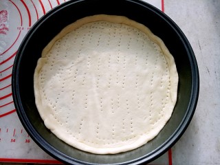 4、大虾披萨,饼底这次我是自已做的，也可以买现成的。但是买的我觉得太厚不太好吃。（饼底跟平时和包子的面一样）