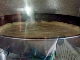 5、大虾披萨,烤箱200度预热10分钟后，我习惯先把饼底先烤3分钟，表面略微硬挺一点就可以取出来了。（如果不先烤一下，再加上其它材料以后总觉得湿哒哒的）