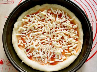 7、大虾披萨,撒上一层马苏里拉