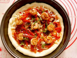 8、大虾披萨,把刚才炒好的虾和配菜铺上。