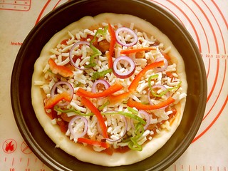 9、大虾披萨,再撒一层马苏里拉，上面再装饰点彩椒丝和洋葱圈。