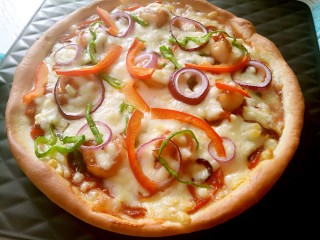 10、大虾披萨,放入烤箱200度12分钟左右。