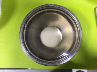 2、日式牛奶面包卷,把面团滚圆放入容器内，盖上保鲜膜，放冰箱冷藏17小时以上