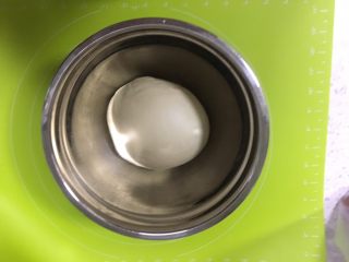 8、日式牛奶面包卷,把面团揉圆，放入容器内，进行第一次发酵，28度，在湿度75%左右，发酵1小时