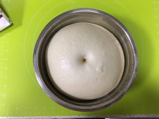 9、日式牛奶面包卷,发酵到原面团的2-2.5倍，用手指沾面粉戳一下，面团不会回缩即可