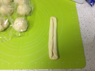 12、日式牛奶面包卷,往中间对折，压一下