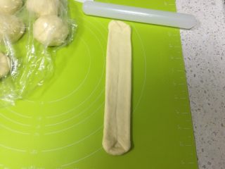 13、日式牛奶面包卷,再次擀扁，宽度要一致