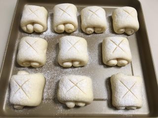 17、日式牛奶面包卷,发酵到原面团的1.5倍大小，筛上薄薄一层高筋面粉，用刀片割上纹路