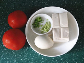 1、#了不起的小番茄# 蟹黄豆腐烩番茄,备好全部食材