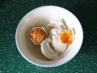 5、#了不起的小番茄# 蟹黄豆腐烩番茄,咸鸭蛋剥去外壳、留下咸蛋黄备用