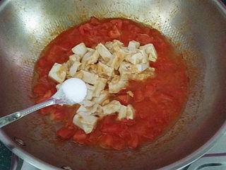 11、#了不起的小番茄# 蟹黄豆腐烩番茄,倒入蟹黄豆腐、再调入食盐