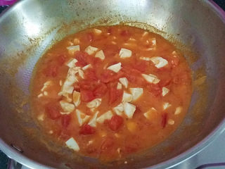 14、#了不起的小番茄# 蟹黄豆腐烩番茄,开大火收汁至浓稠关火