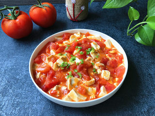 15、#了不起的小番茄# 蟹黄豆腐烩番茄,盛盘后撒少许葱花增色提香