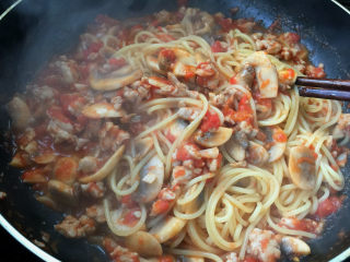 4、蘑菇肉酱意面,搅拌均匀即可