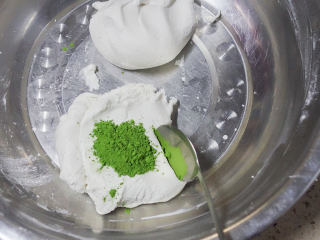 1、丑萌的青团，我们绿的不一样,白色的糯米拿出一小部分加草莓粉、抹茶粉、竹炭粉揉匀就变成有颜色的了，粉的多少决定面团颜色的深浅，取一大块面团加入抹茶粉，只要一点点淡绿色就可以了，蒸熟后颜色会变深很多！这点要特别注意哦。