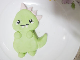 3、丑萌的青团，我们绿的不一样,爪子搓成条用牙签切下来。沾点水把爪子粘上去即可。