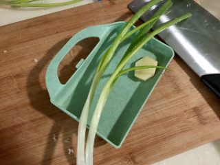 5、番茄豆腐汤➕番茄榨菜豆腐鸡蛋汤,小葱洗净姜去皮洗净