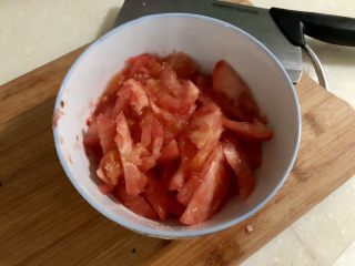 10、番茄豆腐汤➕番茄榨菜豆腐鸡蛋汤,番茄切小块