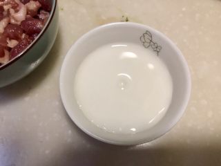 11、番茄豆腐汤➕番茄榨菜豆腐鸡蛋汤,一汤匙生粉加两汤匙清水搅拌均匀