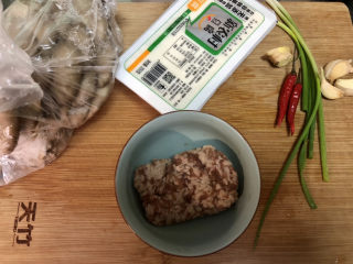 1、蘑菇炖豆腐,食材合照：蘑菇350g，嫩豆腐一盒，牛肉末约100g，小葱两根，小米辣两个，姜一小块，蒜三瓣