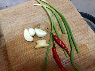 2、蘑菇炖豆腐,小葱择好清洗，小米辣清洗，蒜剥皮洗净，姜搓洗干净