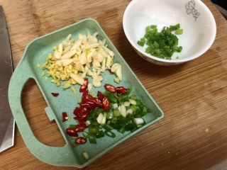 3、蘑菇炖豆腐,姜切姜末，蒜切蒜蓉，小米辣切圈，葱白葱叶分别切末