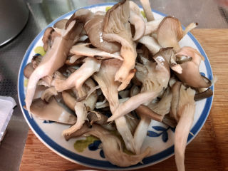 4、蘑菇炖豆腐,蘑菇撕小朵洗净，挤干水分