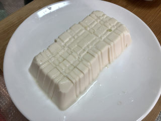 6、蘑菇炖豆腐,切小块