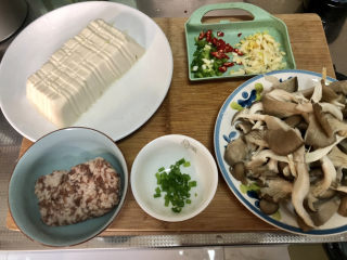 7、蘑菇炖豆腐,全部食材准备好