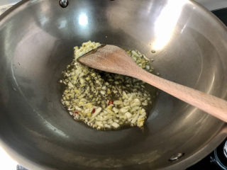 8、蘑菇炖豆腐,热锅冷油，下蒜末姜末小火煸香