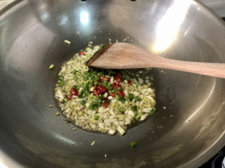 9、蘑菇炖豆腐,下葱白小米辣煸香