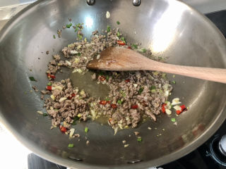 11、蘑菇炖豆腐,中小火炒散