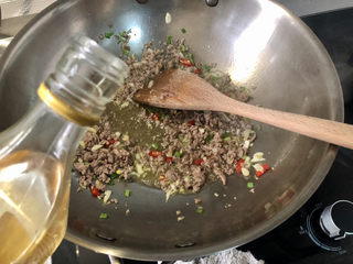 12、蘑菇炖豆腐,加一茶匙料酒煸炒去腥