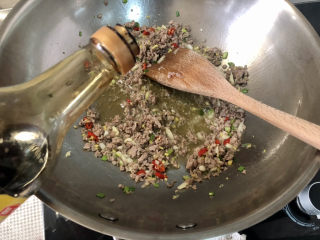 13、蘑菇炖豆腐,加一茶匙老抽翻炒上色