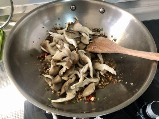 14、蘑菇炖豆腐,下蘑菇翻炒均匀