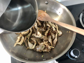 15、蘑菇炖豆腐,加入适量热水没过蘑菇，煮开
