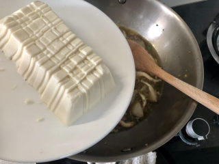 19、蘑菇炖豆腐,下豆腐块