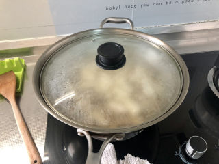 20、蘑菇炖豆腐,煮开后，加盖中小火炖煮5分钟