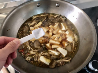 21、蘑菇炖豆腐,开盖尝下咸淡，根据个人口味补充少许盐