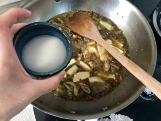 22、蘑菇炖豆腐,转中大火，分两次淋适量水淀粉，