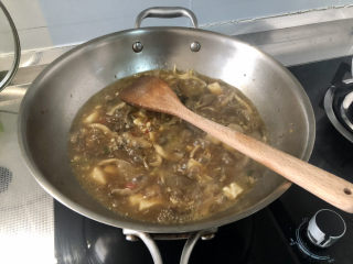 23、蘑菇炖豆腐,中大火收汁到浓郁，即可