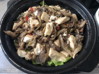 24、蘑菇炖豆腐,我还洗了几片生菜垫在砂锅底，浇上蘑菇炖豆腐