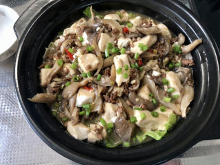 25、蘑菇炖豆腐,撒上葱末，即可上桌享用了
