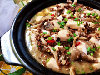 28、蘑菇炖豆腐,这道蘑菇炖豆腐，蘑菇滑，豆腐嫩，咸鲜味美，营养丰富，喜欢的小伙伴们快来试试看吧????